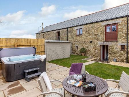 Worthyvale Farm holiday cottage with hot tub in Cornwall
